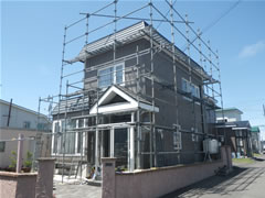 足場を掛け、施工前の状態