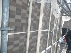 既設の磁器質タイルにサイディング用の下地工事